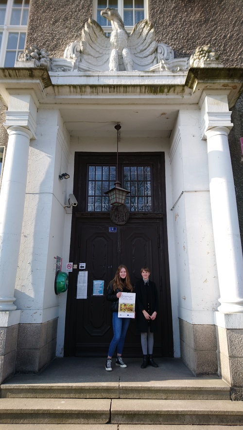 Daria Lisowska z klasy III D z koordynatorem projektu Erasmus+